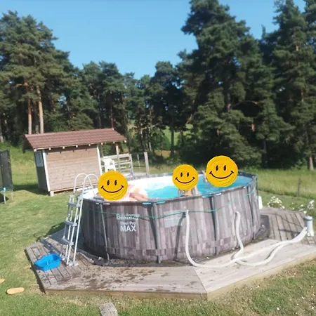 A La Campagne Dans Jolie Maison En Bois. Quarto em Acomodações Particulares Laussonne