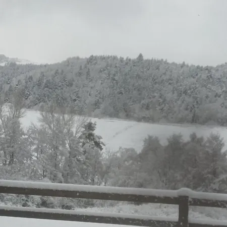 A La Campagne Dans Jolie Maison En Bois. *