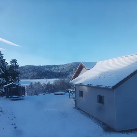 A La Campagne Dans Jolie Maison En Bois. Quarto em Acomodações Particulares Laussonne